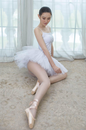 人妻屈辱的被迫大张着双腿